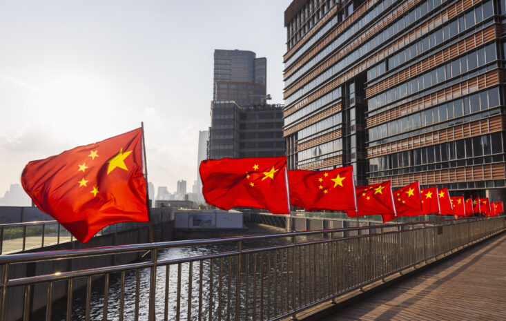 中國2025年首季GDP增長超預期達5.4%，出口強勁但受關稅與房市壓力挑戰經濟前景