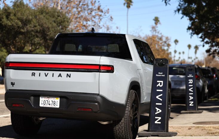 Rivian 2025年第二季財報前瞻：電動車稅收抵免到期與R2 SUV上市挑戰中的營收成長