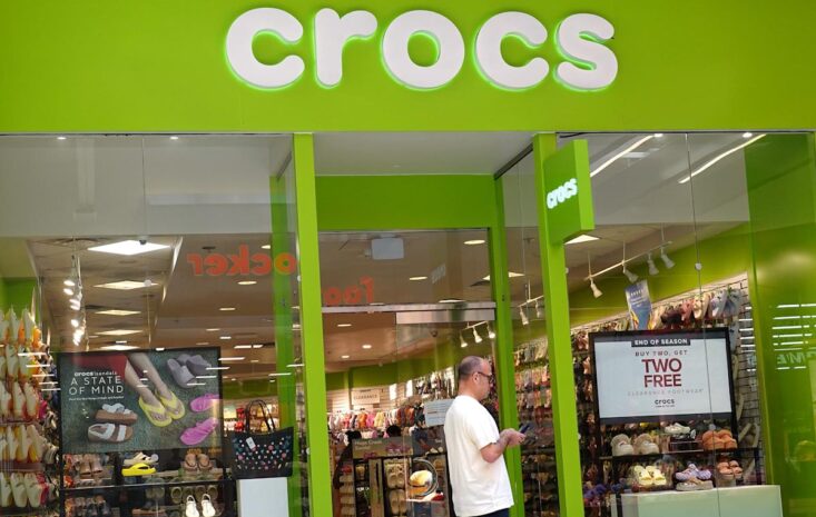 Crocs 股價因美國消費需求下滑及第三季財報指引不佳，暴跌近 30%