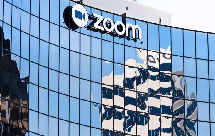 Zoom 公布 2026 財年第二季度強勁業績：營收成長 4.7%、每股盈餘激增 65.7%，並加速推進 AI 驅動的企業擴張
