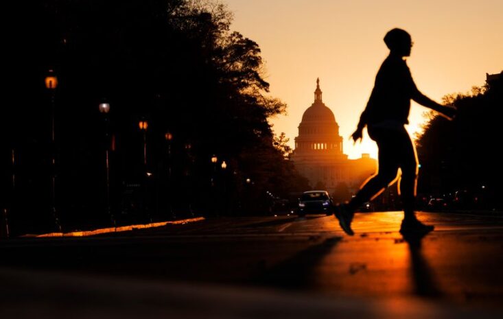 美國史上最長政府停擺，全國民生受衝擊：從機場到超市皆現混亂