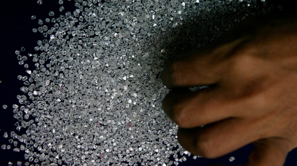 美國關稅打擊印度鑽石產業，兒童教育夢想破滅