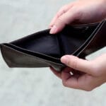 美國人靠儲蓄與負債度日，財務壓力普遍升溫