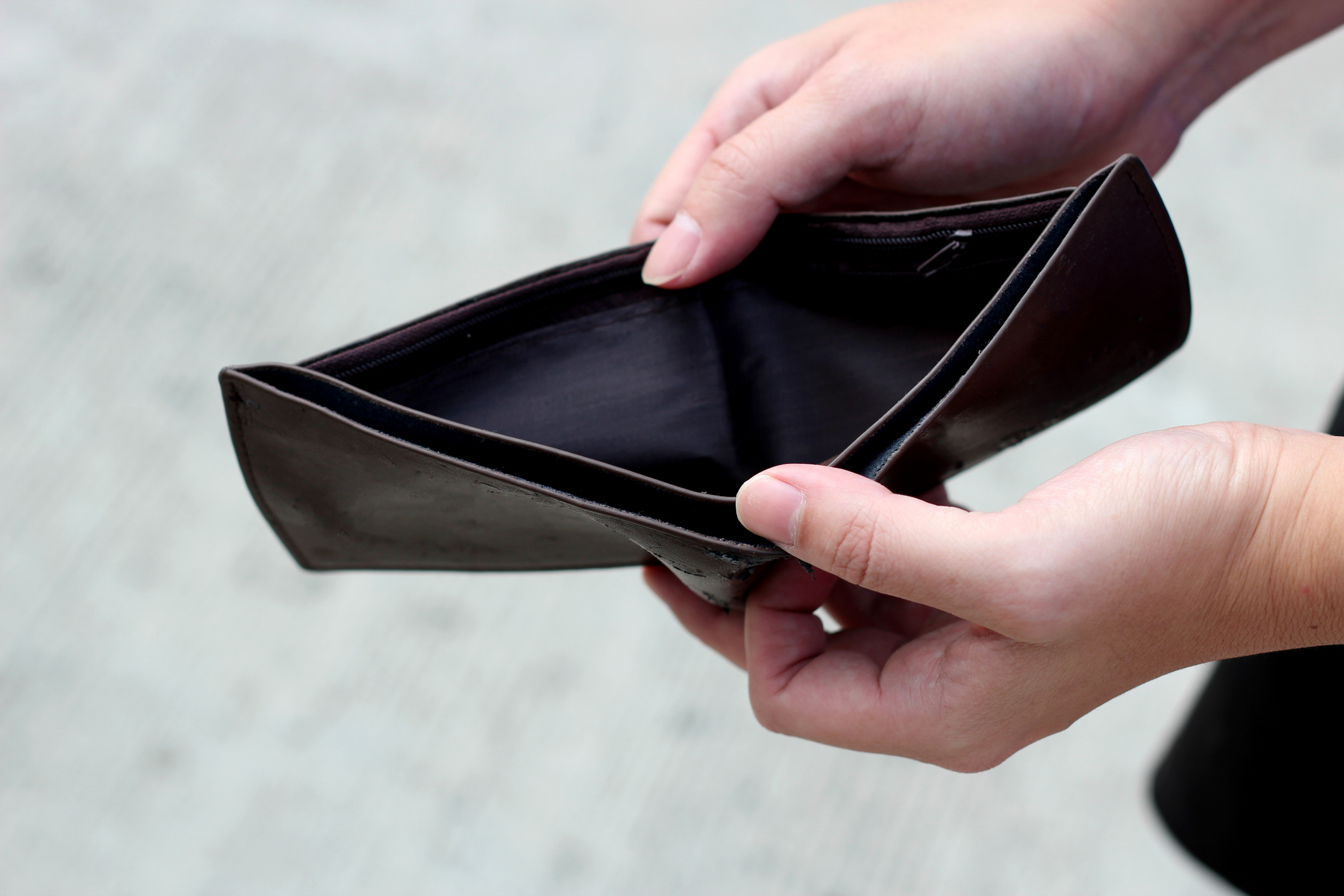 美國人靠儲蓄與負債度日，財務壓力普遍升溫