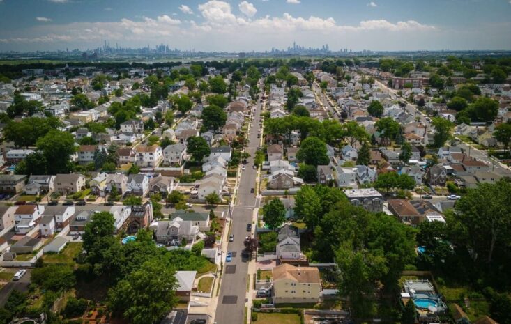 2024年美國總統大選前夕，特朗普與拜登在多州激烈角逐，市場反應如何？