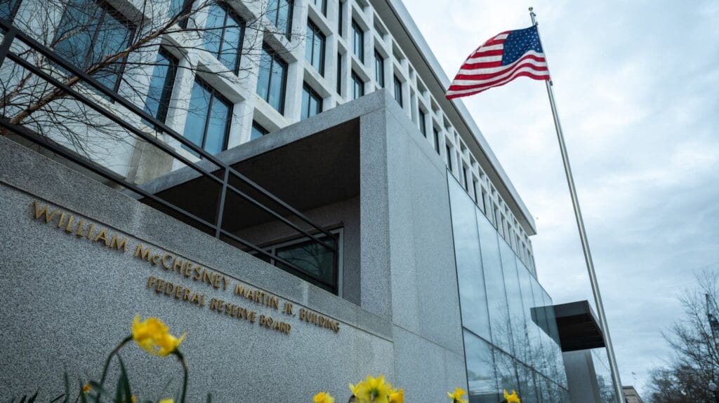 聯準會暫不升息：通膨難退、人力市場走軟與中東衝突風險交織