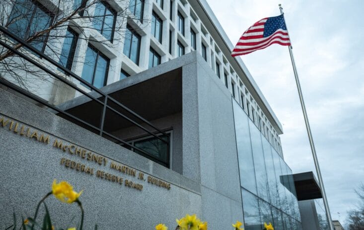 聯準會暫不升息：通膨難退、人力市場走軟與中東衝突風險交織