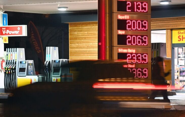 聯準會上修通膨預測：中東衝突推高油價，全球市場誰吃利誰受傷？