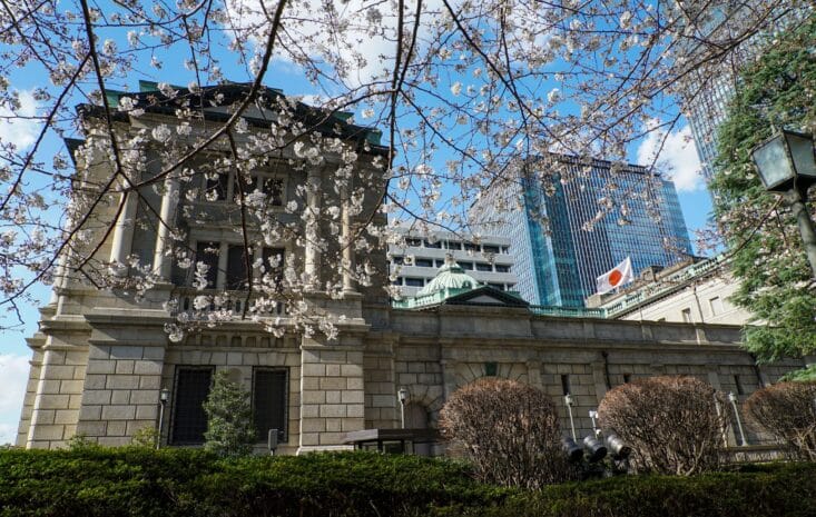 日本央行維持利率0.75％、警告伊朗衝突推升通膨風險：日圓、債市與油價誰是最大輸家？