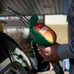 霍爾木茲海峽關閉引發油荒：美國油價衝破每加侖5美元，經濟放緩風險升高