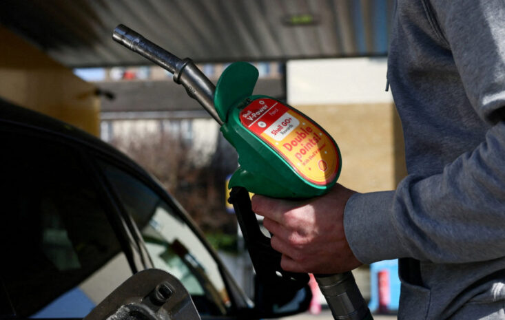 霍爾木茲海峽關閉引發油荒：美國油價衝破每加侖5美元，經濟放緩風險升高