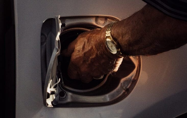 伊朗戰爭推升美國油價破4美元，經濟波瀾再起