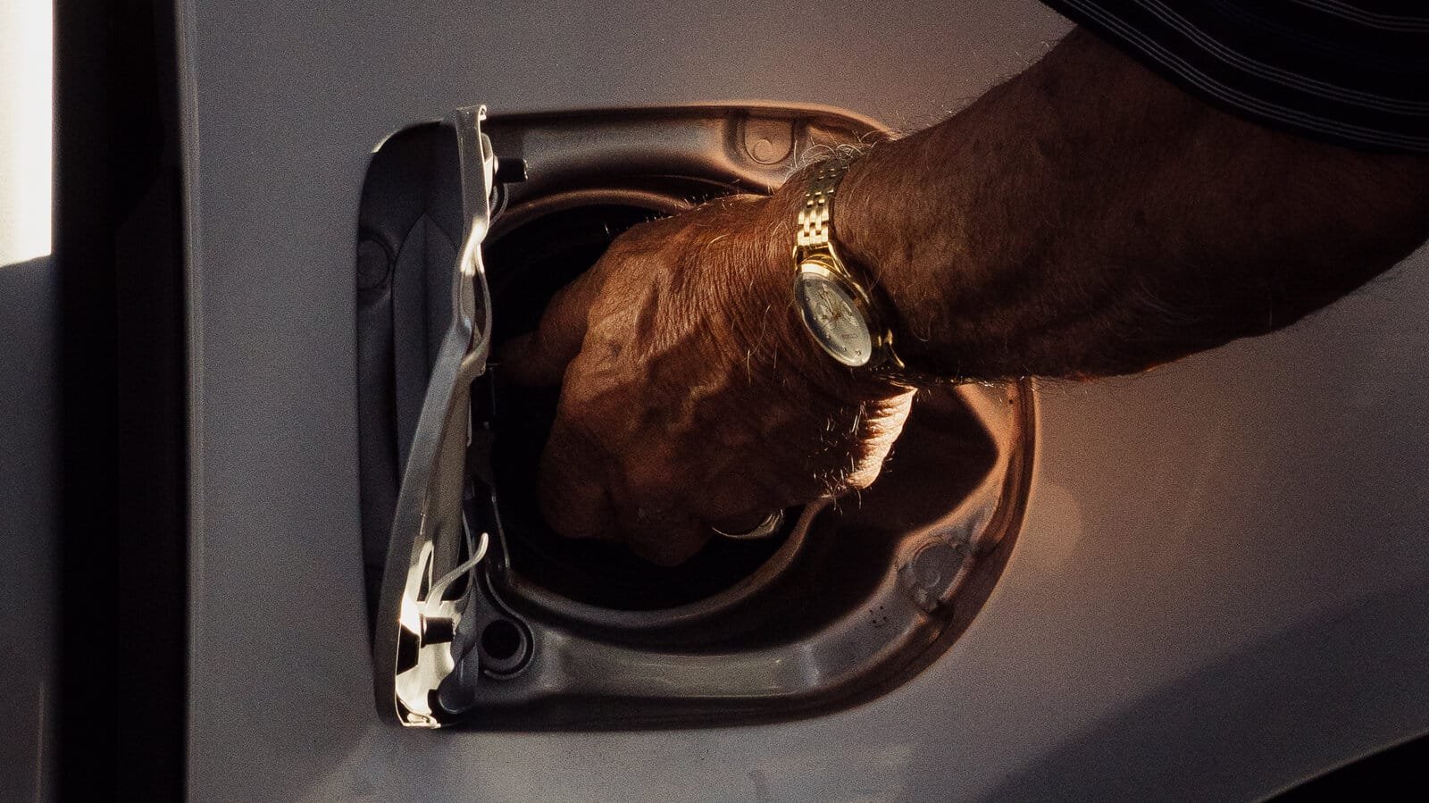 伊朗戰爭推升美國油價破4美元，經濟波瀾再起