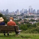 英國政治風暴背後的經濟結構性挑戰：增長停滯與信心流失