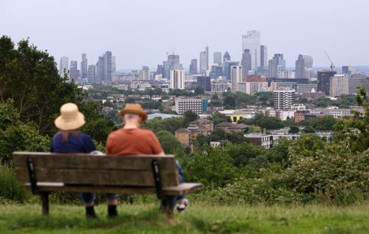 英國政治風暴背後的經濟結構性挑戰：增長停滯與信心流失